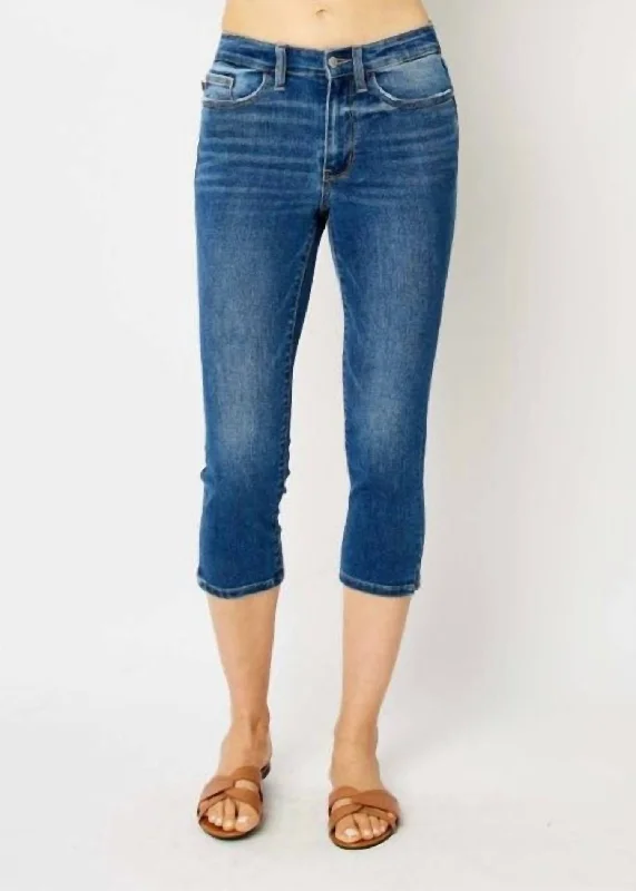 Mid Rise Capri Jeans In Contrast Wash