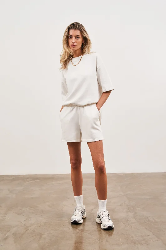 MINIMAL EMBLEM BOYFRIEND SHORTS - OFF WHITE